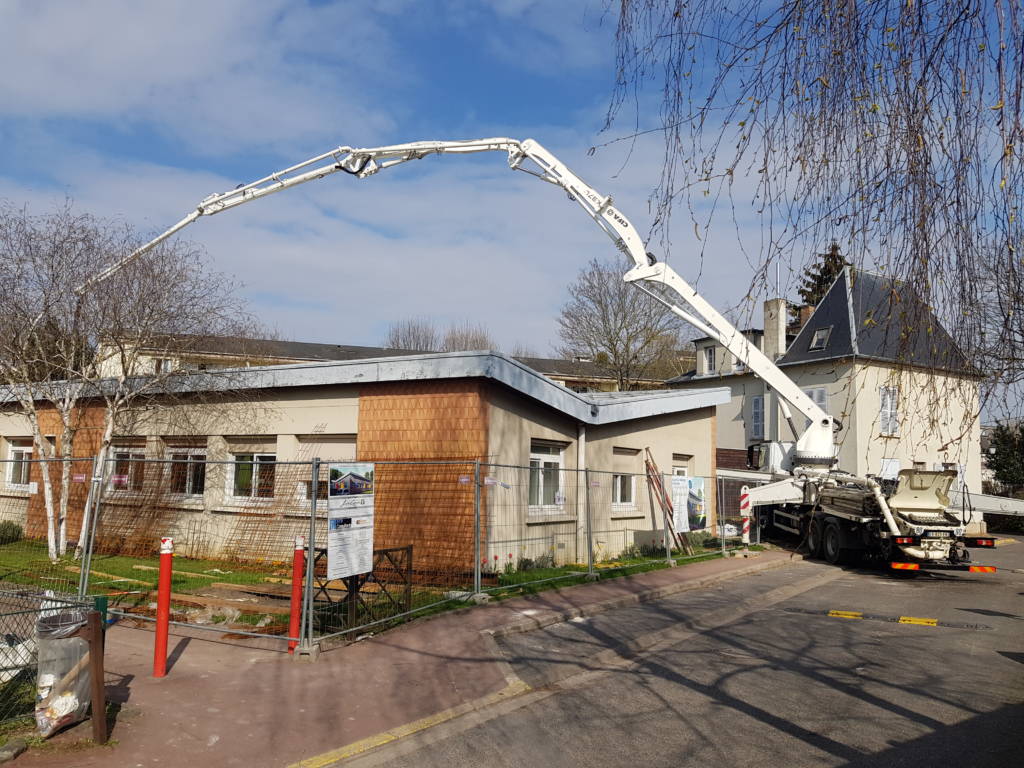 Flèche à béton de 36m utilisée sur le chantier de transformation de la PMI en crèche à Livry Gargan