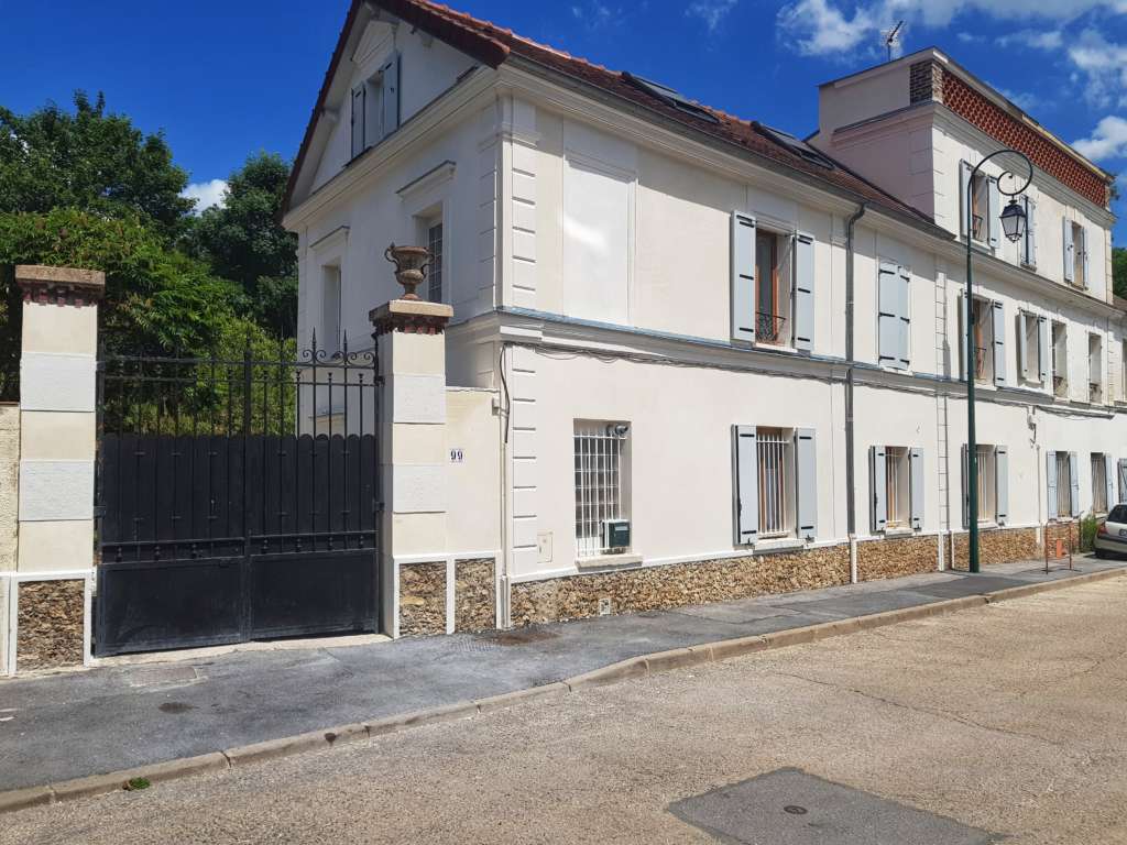 façade maison en plâtre et chaud