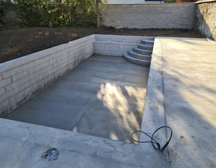 Construction d'une piscine en béton par l'entreprise Legendre Frères