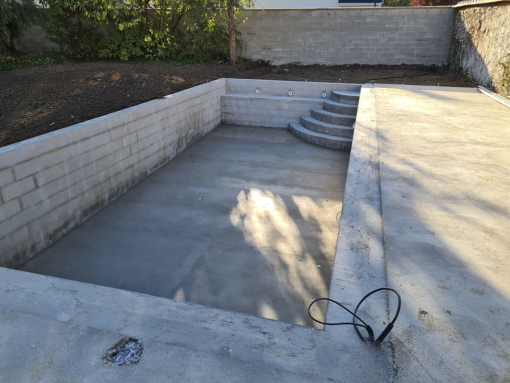 Construction d'une piscine en béton par l'entreprise Legendre Frères