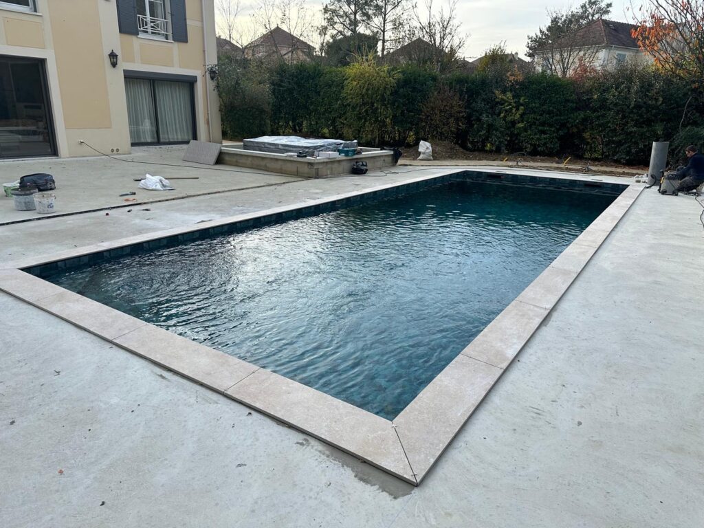 Construction d'une piscine en béton sur-mesure