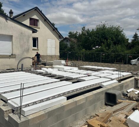 Extension de maison avec piscine couverte à Coupvray par Legendre Frères