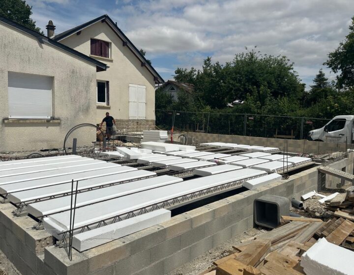 Extension de maison avec piscine couverte à Coupvray par Legendre Frères