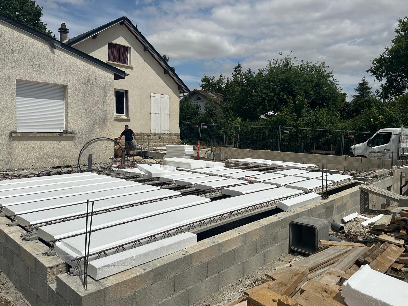 Extension de maison avec piscine couverte à Coupvray par Legendre Frères