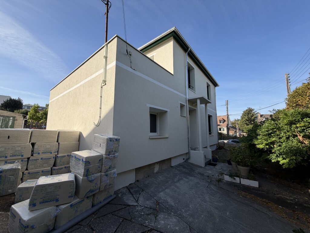 Rénovation thermique extérieure incluant les combles.